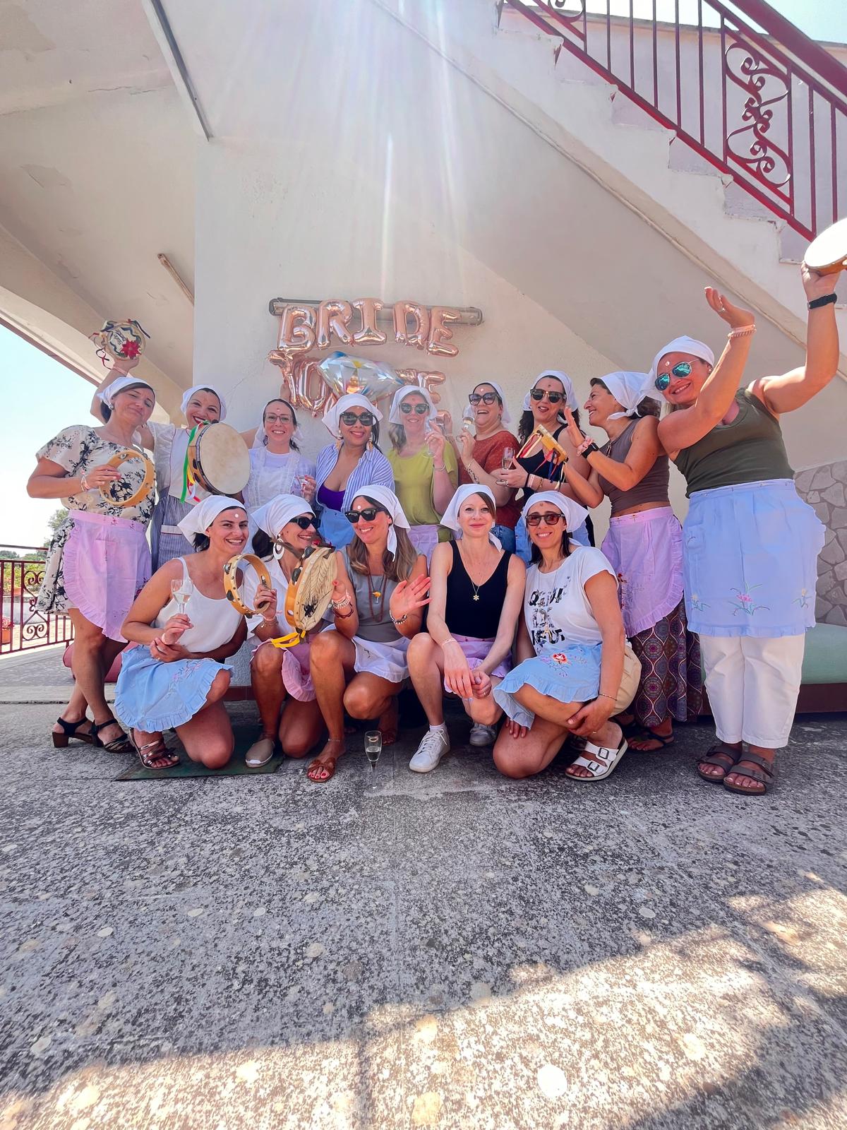 Gruppo di donne in abiti tradizionali per un'esperienza di condivisione e cultura locale in Puglia con Errabilis.