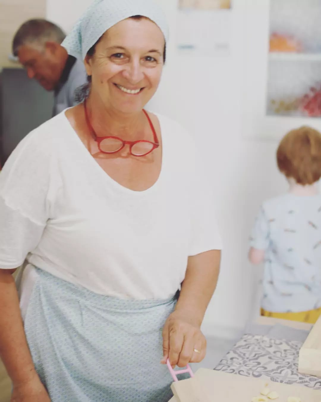 Maestra locale di cucina pugliese mostra i segreti delle tradizioni gastronomiche durante un workshop culturale