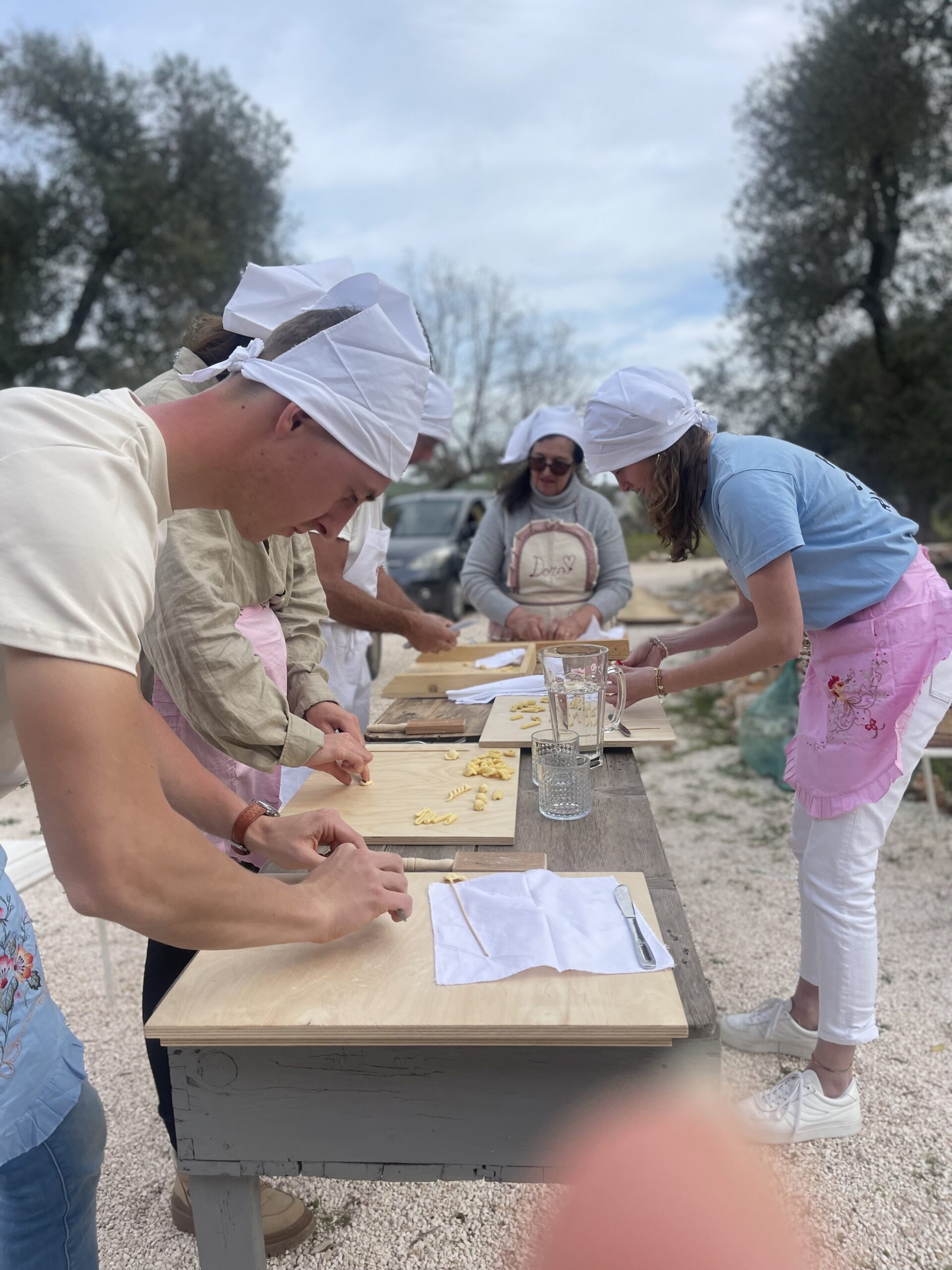 Laboratorio di cucina tipica all'aperto: partecipanti imparano l'arte della pasta fatta a casa