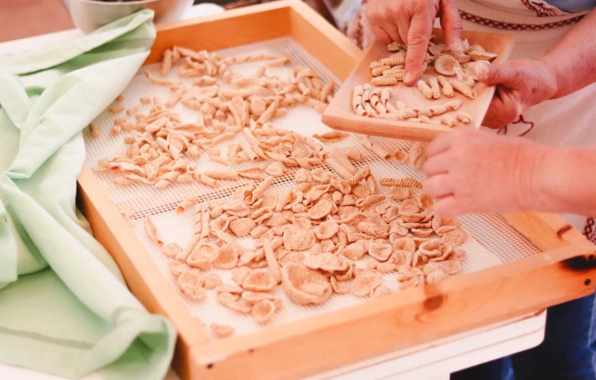 dettaglio lavorazione orecchiette