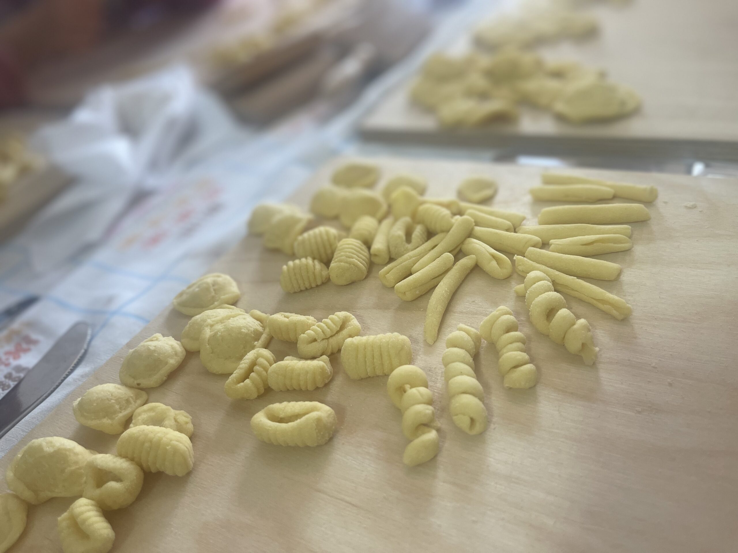 Orecchiette e pasta fresca pugliese appena preparata durante un'esperienza di turismo gastronomico locale